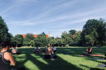 Bild 2 von Yoga Nebenan Outdoor // Sendling (Stemmerwiese) Partnergalerie