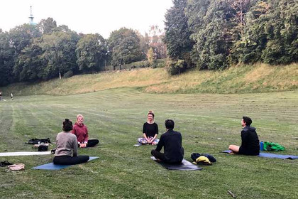 Bild 3 von Yoga Nebenan Outdoor // Sendling (Stemmerwiese) Partnergalerie