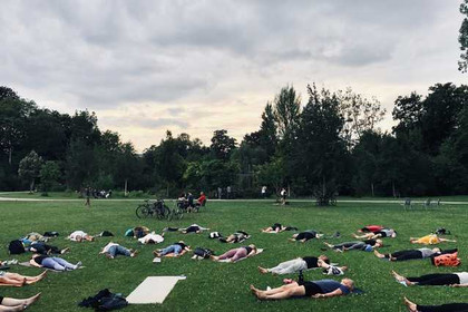 Bild 4 von Yoga Nebenan Outdoor // Sendling (Stemmerwiese) Partnergalerie