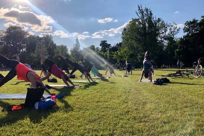 Bild 5 von Yoga Nebenan Outdoor // Sendling (Stemmerwiese) Partnergalerie