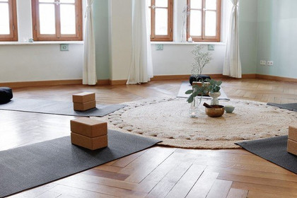 Bild 4 von POWER YOGA R&B MUSIC @Traum München Partnergalerie
