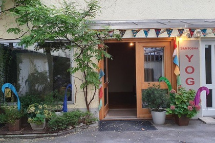 Bild 1 von Army Balance (im Samtosha Yogastudio) Partnergalerie