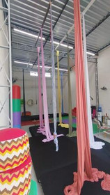 Imagem 2 da galeria do parceiro Casa 7 Circo - Aulas de tecido acrobático, lira e trapézio