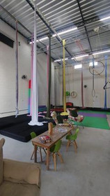 Imagem 5 da galeria do parceiro Casa 7 Circo - Aulas de tecido acrobático, lira e trapézio