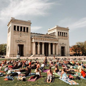 Bild 4 von POP UP YOGA @ Königsplatz Partnergalerie