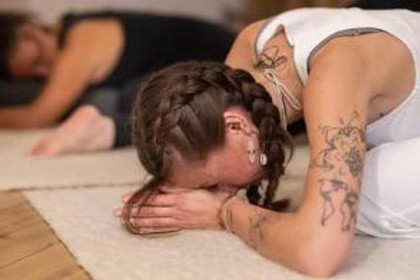 Bild 2 von Yin und Janka - Yoga Bewegung Tanz Partnergalerie