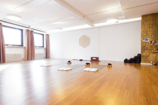 Bild 1 von Patrick Broome Yoga Studio City Partnergalerie