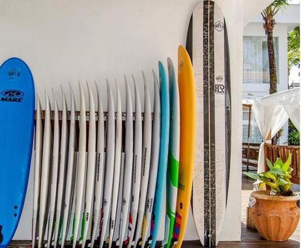 Imagem 1 da galeria do parceiro Surf’s Up Club – Delphin Surf Hotel