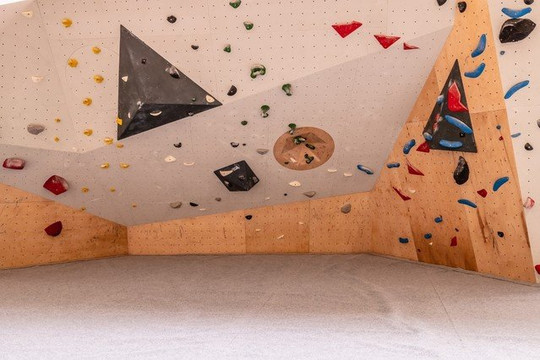 Bild 3 von Boulderhalle Neustadt PETZ Partnergalerie