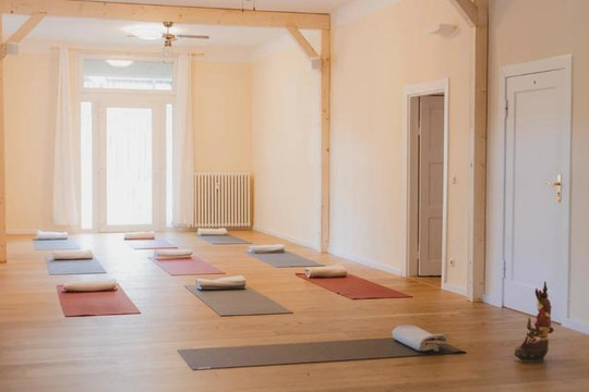 Bild 1 von yoga IN person BERLIN @ K77 Partnergalerie