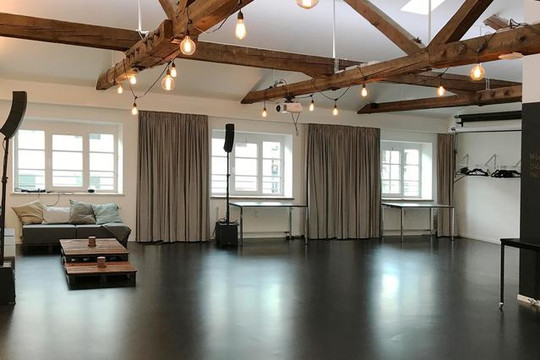 Bild 1 von VINYASA R&B MUSIC Dachwerk Loft Partnergalerie