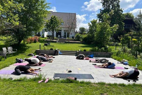 Bild 2 von Yoga-Kurse Lübeck mit der Outdoor-Yoga-Terrasse Partnergalerie