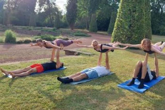 Bild 1 von akrobatik yoga , acroyoga, acro yoga , akro yoga , düsseldorf Partnergalerie