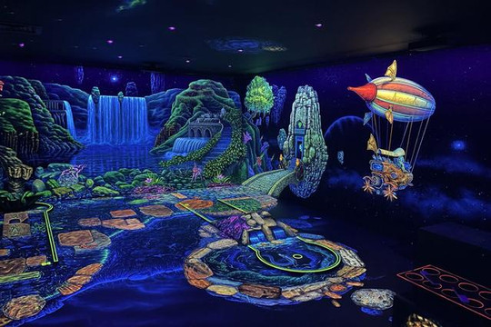 Bild 2 von GlowingRooms Köln City 3D Schwarzlicht Minigolf Partnergalerie