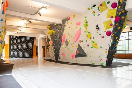 Bild 2 von Bahnhof Blo - Bouldercafé Wuppertal Partnergalerie