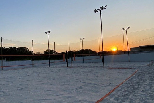Imagem 2 da galeria do parceiro INFINITY Beach Tennis Aulas, Clubinhos e Day Use