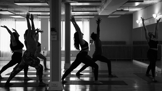 Image 1 de la galerie du partenaire Blue Canoe Yoga St. Clair West