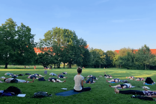 Bild 2 von Yoga Nebenan @ Brudermühlbrücke Partnergalerie