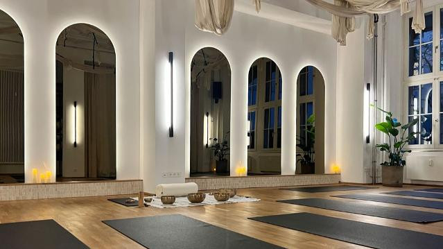 Bild 3 von Hale.Now - Red Light Ku ́damm Partnergalerie