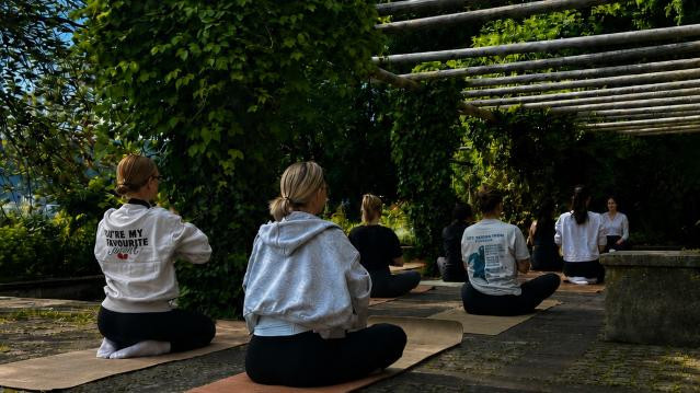 Bild 2 von YogaThrive x Karlshöhe Partnergalerie