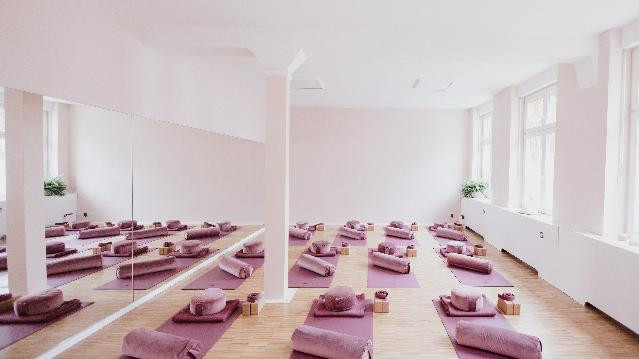 Bild 3 von YOU GLOW Yoga & Womanhood Partnergalerie