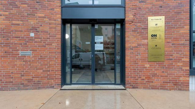 Bild 2 von ON STAGE in Winterhude Partnergalerie