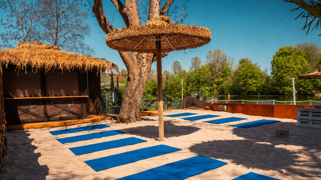 Bild 1 von YogaThrive x Riverbeach Partnergalerie