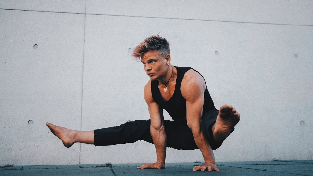 Bild 3 von Lukas Flint-Movement, Handstand,Acrobatics-Weinbergpark Partnergalerie