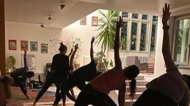 Bild 3 von Yoga Nebenan @ Neuperland Partnergalerie
