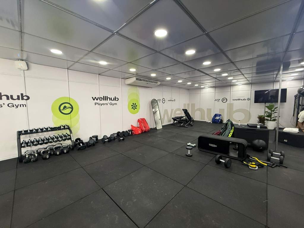 Wellhub amplia presença no Rio Open 2026 com ativações, academia oficial e André Agassi como embaixador, reforçando o tênis como estratégia de bem-estar.