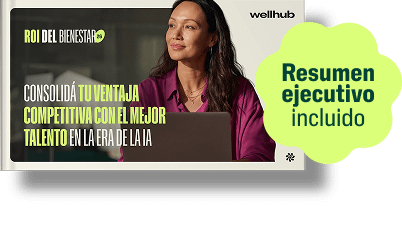 ROI del bienestar 2026: Consolidá tu ventaja competitiva con el mejor talento en la era de la IA. Una mujer con una camisa rosa mirando mientras trabaja con un laptop.