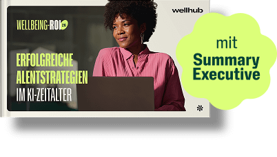 Zu sehen ist eine Frau in einer rosa Bluse, die nachdenklich über den Rand eines Laptops hinwegschaut. In limettengrüner Schrift steht geschrieben: „Mit Executive Summary“.