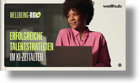 Zu sehen ist eine Frau in einer rosa Bluse, die nachdenklich über den Rand eines Laptops hinwegschaut. In limettengrüner Schrift steht geschrieben: „Mit Executive Summary“.