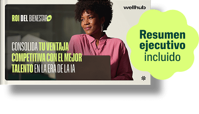 ROI del bienestar 2026: Consolida tu ventaja competitiva con el mejor talento en la era de la IA. Una mujer con una camiseta rosa que mira atentamente un portátil.