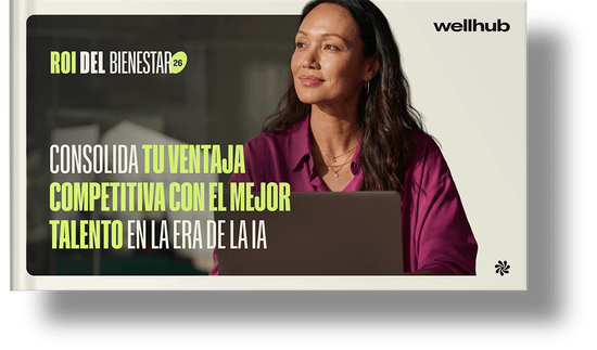 ROI del bienestar 2026: Consolidá tu ventaja competitiva con el mejor talento en la era de la IA. Una mujer con una camisa rosa mirando mientras trabaja con un laptop.