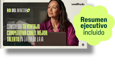 ROI del bienestar 2026: Consolidá tu ventaja competitiva con el mejor talento en la era de la IA. Una mujer con una camisa rosa mirando mientras trabaja con un laptop.