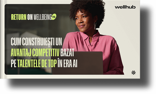 Return on Wellbeing '26: Construirea unui avantaj competitiv pentru talente de top în era AI.” Prezintă o femeie într-o cămașă roz care privește atent pe lângă un laptop, cu o insignă verde lime care menționează „Rezumat executiv inclus.