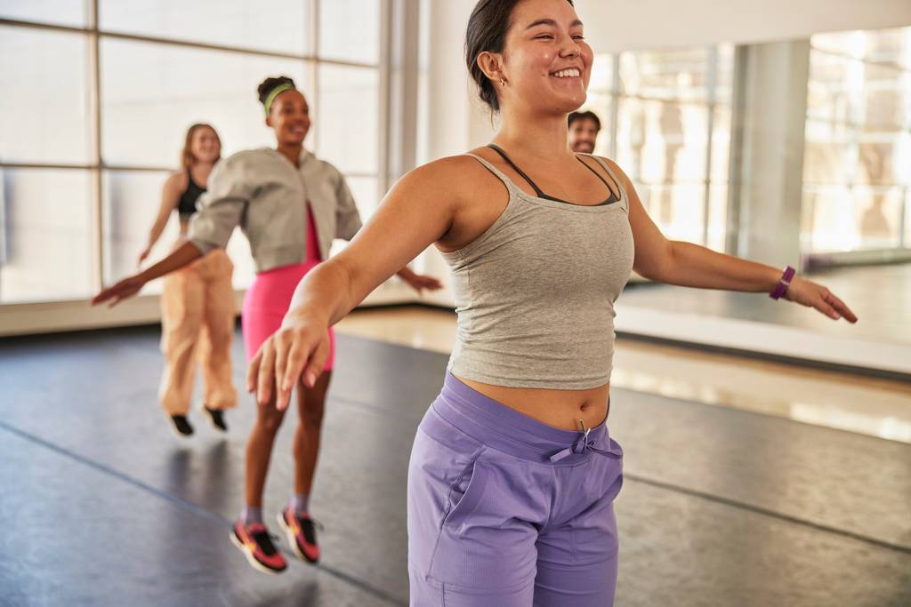 Veja benefícios de fazer aula de dança, conheça os principais tipos de modalidades e suas características para começar a fazer hoje mesmo.