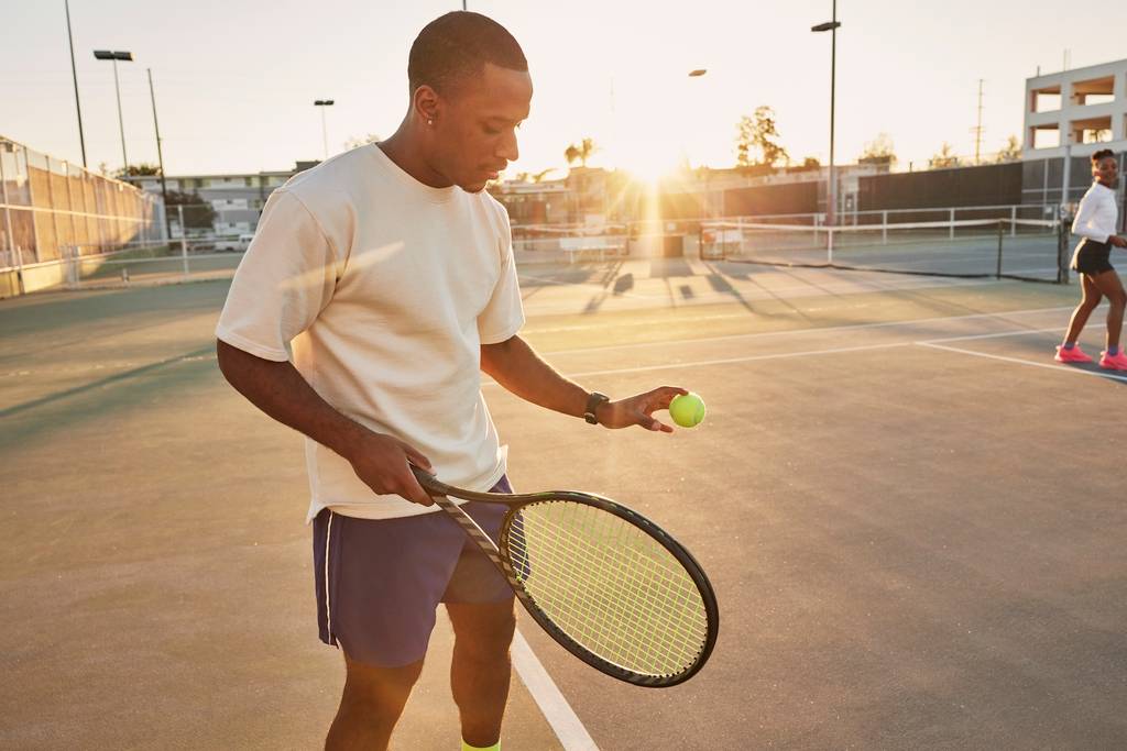 Explore os esportes com raquete mais praticados, conheça seus benefícios e veja dicas para começar a praticar.