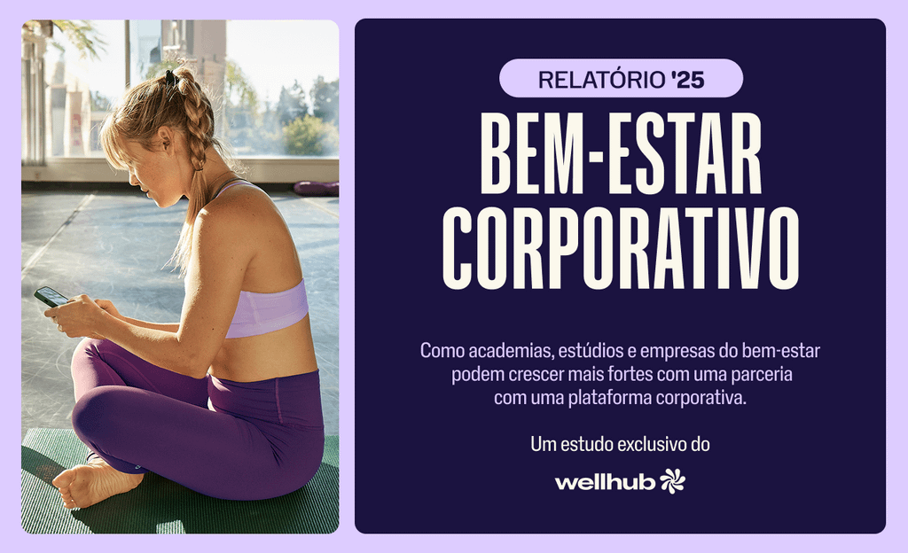 Mulher sentada em um tapete de yoga usando o celular, ao lado de um banner sobre bem-estar corporativo em 2025 da Wellhub.