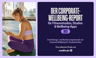Frau sitzt auf einer Yogamatte und benutzt ihr Handy, daneben ein Banner zur Firmenfitness-Studie 2025 von Wellhub.
