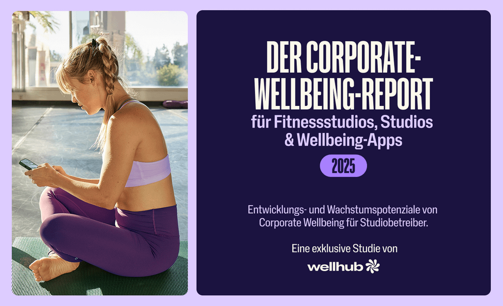 Frau sitzt auf einer Yogamatte und benutzt ihr Handy, daneben ein Banner zur Firmenfitness-Studie 2025 von Wellhub.