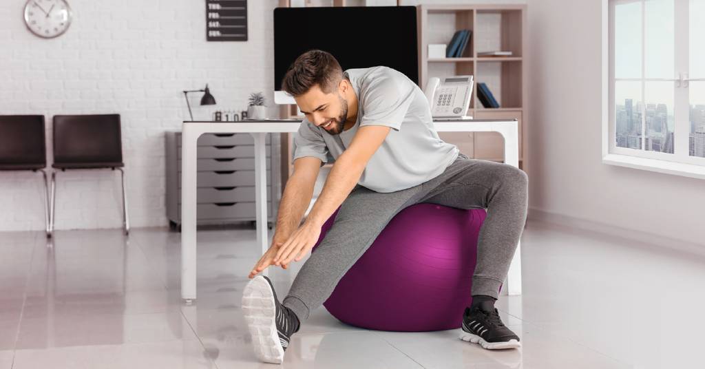Regen Sie all Ihre Mitarbeitende, die im Home-Office arbeiten, dazu an, sich im Laufe ihres Arbeitstages hin und wieder von ihren Stühlen zu erheben, um die allgemeine Fitness Ihrer Belegschaft zu steigern.