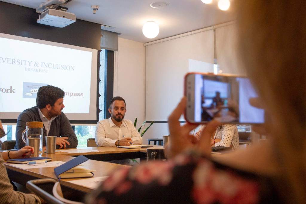 Esta mañana se ha celebrado «Diversity & Inclusion Breakfast», un desayuno donde se han dado cita directivos de recursos humanos y comunicación corporativa para charlar sobre inclusión y diversidad. El diálogo ha sido moderado por Wellhub y ha contado con representantes de AMOI (Asociación Madrileña de Osteogénesis Imperfecta) y WeWork. El objetivo de este encuentro […]