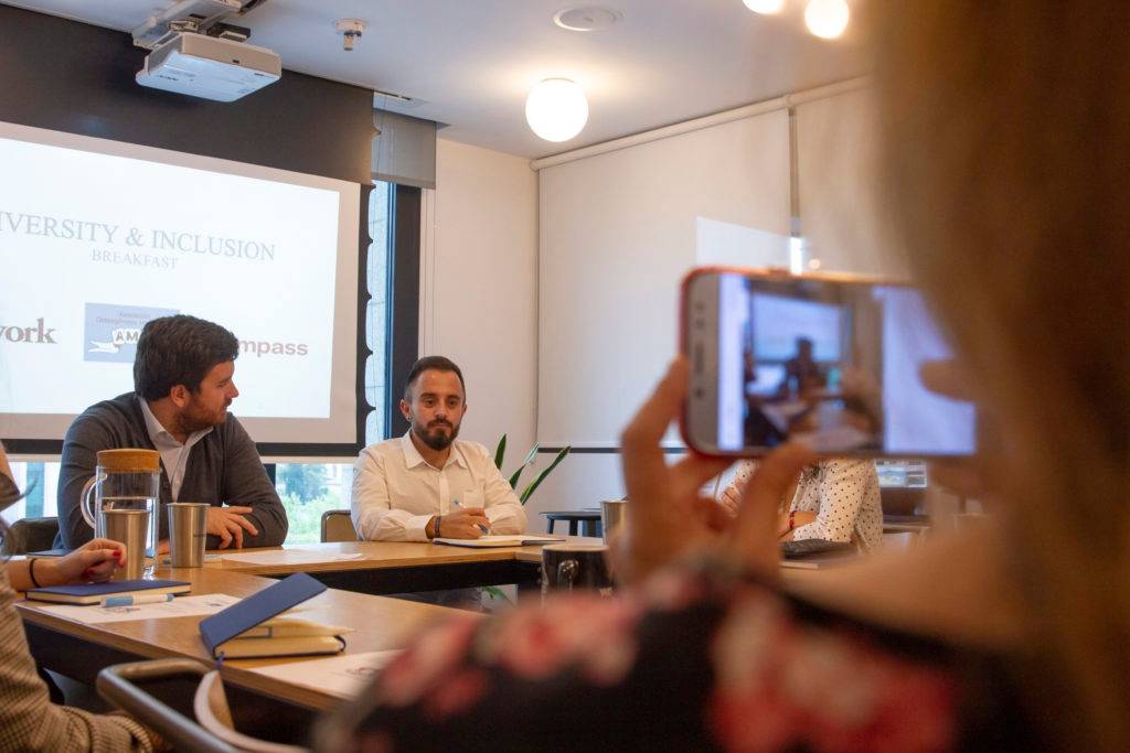 Esta mañana se ha celebrado «Diversity & Inclusion Breakfast», un desayuno donde se han dado cita directivos de recursos humanos y comunicación corporativa para charlar sobre inclusión y diversidad. El diálogo ha sido moderado por Wellhub y ha contado con representantes de AMOI (Asociación Madrileña de Osteogénesis Imperfecta) y WeWork. El objetivo de este encuentro […]