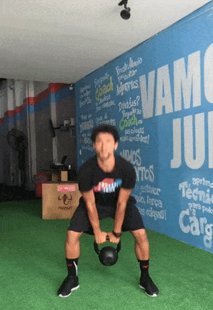 Movimento Swing com Kettlebell para fortalecer o abdômen