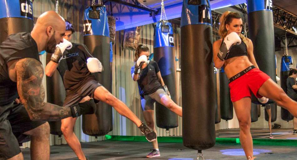 Conheça o Studio SoulBox que mistura uma aula muito animada e agitada com boxe e treinamento funcional, com muita música boa, um ambiente descontraído e com luz baixa ao estilo de uma balada. Com uma aula de 45 minutos é possível queimar até 700 calorias.