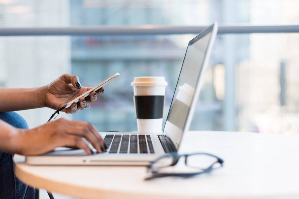 O COVID-19 deixou funcionários do mundo inteiro perdidos ao tentarem se adaptar a um novo estilo de vida. O distanciamento social junto com a necessidade de aprender a trabalhar remotamente pode se tornar estressante, e ao navegar por essas mudanças o mundo corporativo se vê ansioso a respeito do que vai acontecer daqui pra frente.