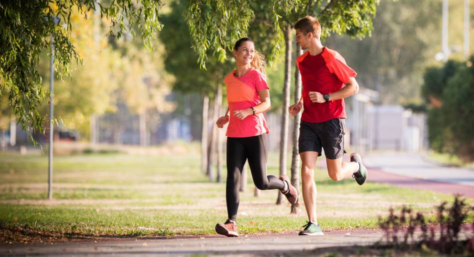 Correr traz inúmeros benefícios para a saúde e ainda ajuda a queimar alguns quilinhos, mas você sabe como começar a correr da maneira correta?