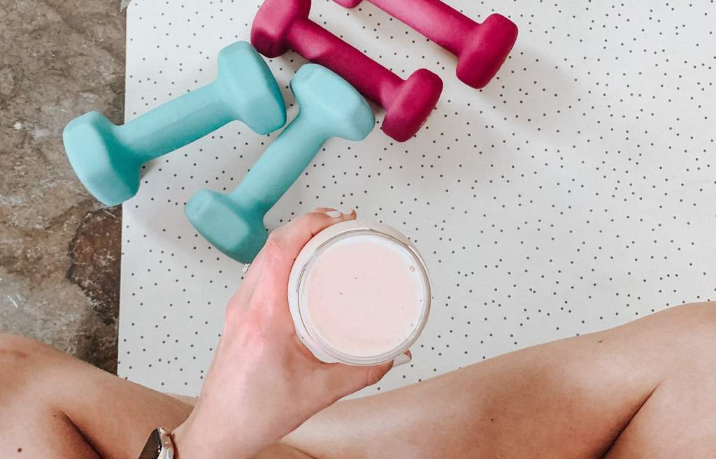 Wellhub tiene algunos consejos que puedes seguir si quieres comenzar a hacer ejercicio por las mañanas y volverlo parte de rutina.